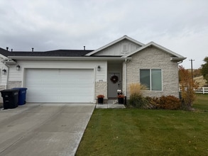 Building Photo - 695 E Vis Ln