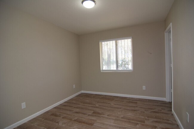 Building Photo - Remodeled 4 Bedroom 2 Bath Home! Great Sou...