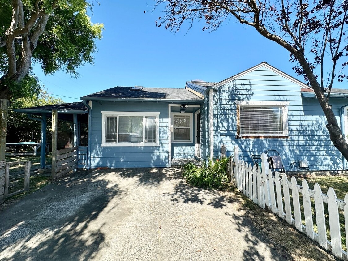 Primary Photo - Charming Furnished 3-Bedroom Arcata Home w...