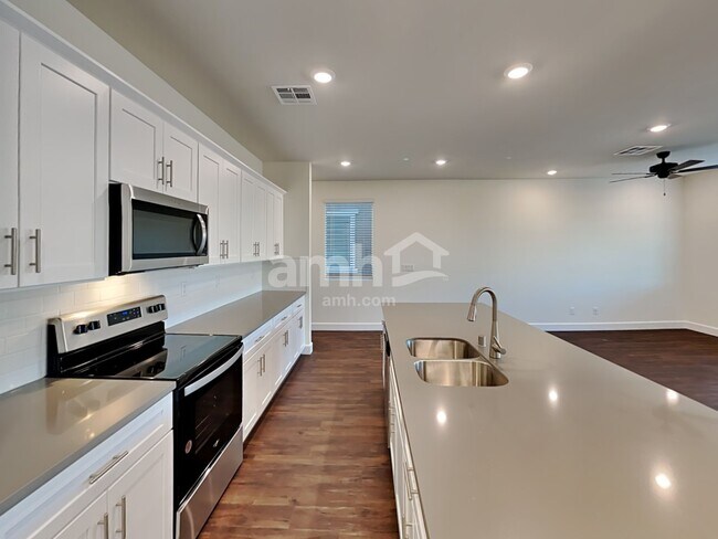 Building Photo - 556 Topiary Pk Ave