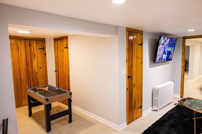 Building Photo - Modern Studio Getaway | 20 MINS to NYC | 1...
