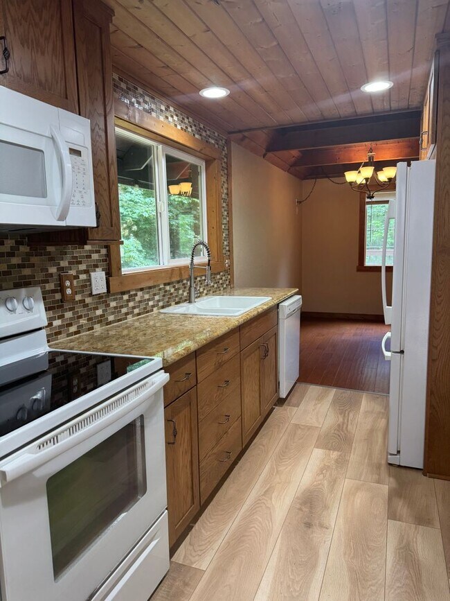 Foto del edificio - Beautifully Renovated 2 Bedroom and 1 Bath...