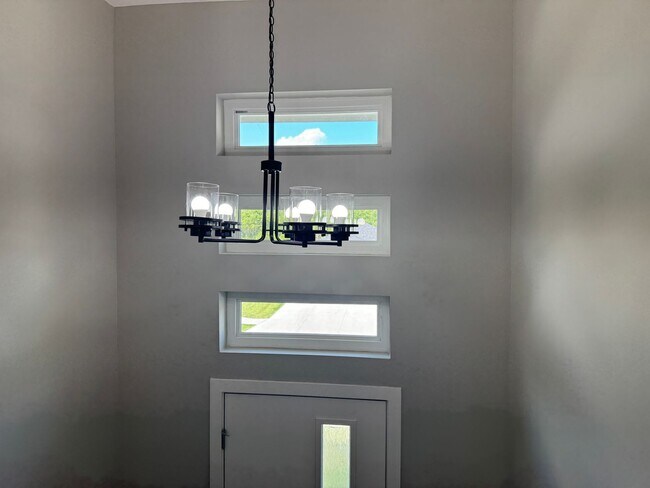 Foto del edificio - Luxury Bennington Townhome Ready For Move In