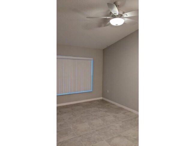 Foto del edificio - Spacious 4 bedroom/2 bath/ 2 car garage Duplex. www.WeRentSunshine.com