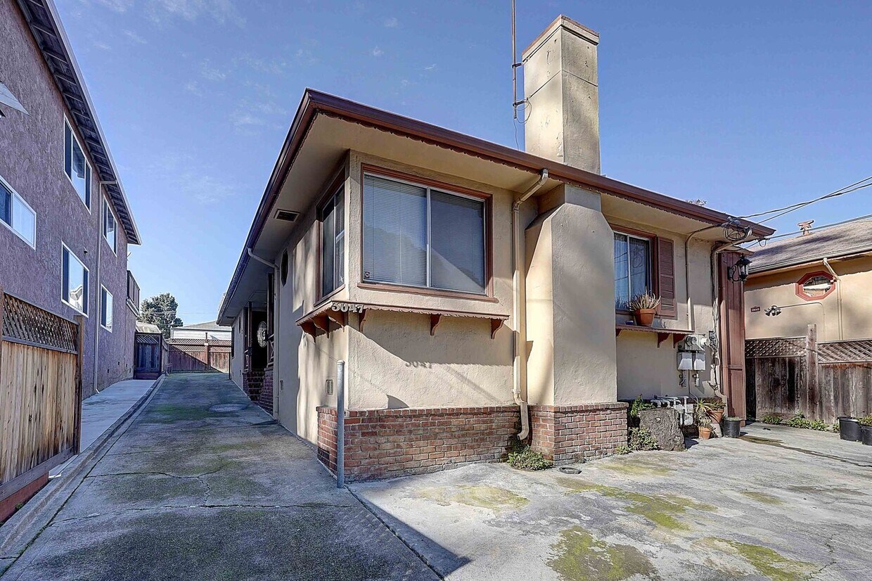 Photo - 3047-3049 Berlin Way (Oakland, CA)