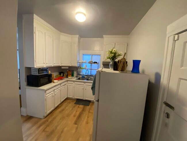 Kitchen - 317 E 17th St