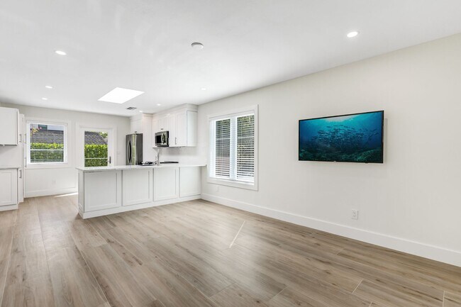 Foto del edificio - ** OLDE NAPLES ** 2 BED / 2 BATH - COMPLETELY REMODELED - PET OK! - ANNUAL RENTAL