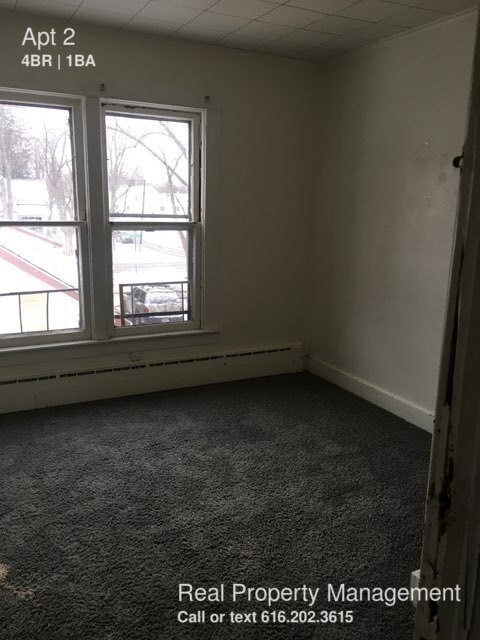 Building Photo - 4 bed 1 bath next to Ferris State Campus!
