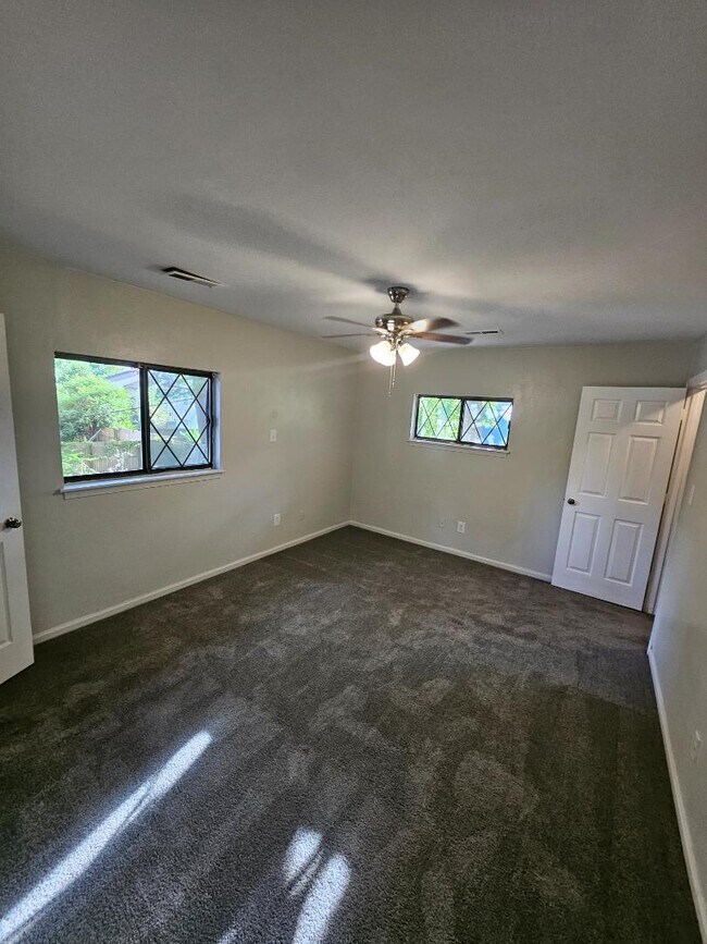 Building Photo - 713 S Rosemont Rd