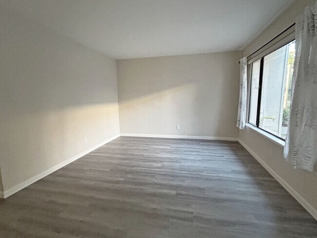 Foto del edificio - Bright and quiet two-story townhouse situated in the friendly Sunset Oaks community with an award...