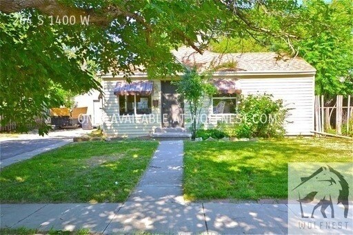 Building Photo - No Security Deposit Option! Newly Remodele...