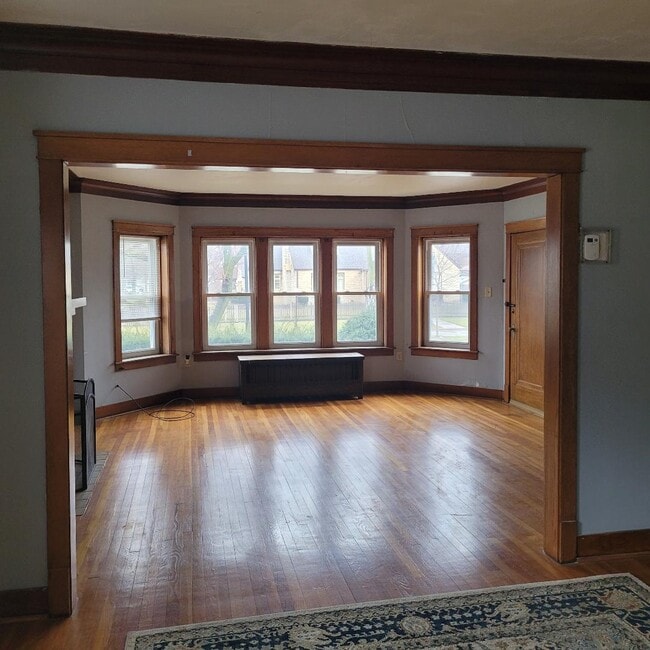 Building Photo - 700 N Raynor Ave