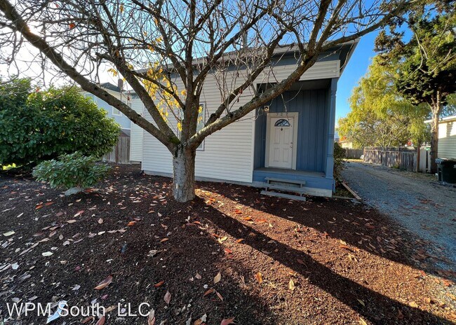Building Photo - 3 br, 1 bath House - 727 4th Ave N