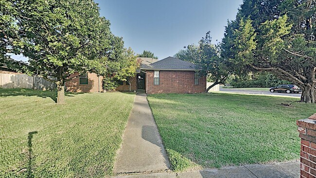 Building Photo - 3 Bedroom 2 Bath Available in Edmond Schoo...