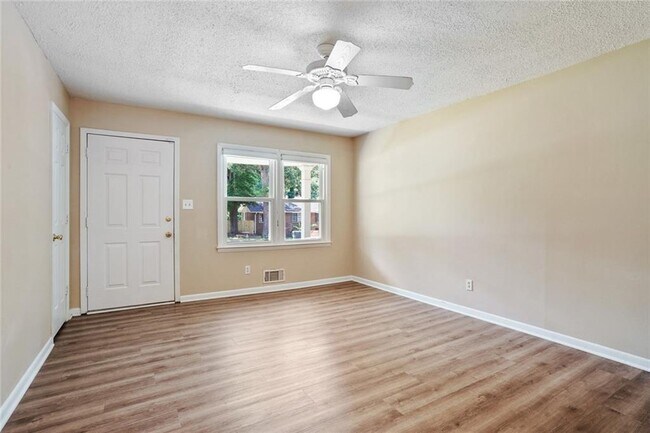 Foto del edificio - 2416 Lakewood Dr NW