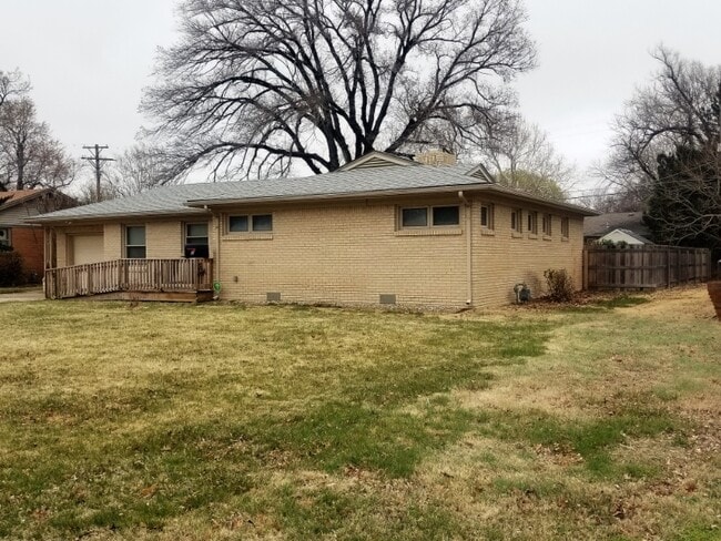 Foto del edificio - 2440 N Riverlawn Dr