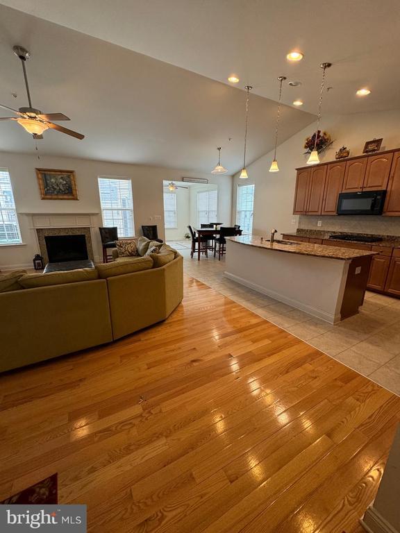 Building Photo - 514 Whinstone Dr
