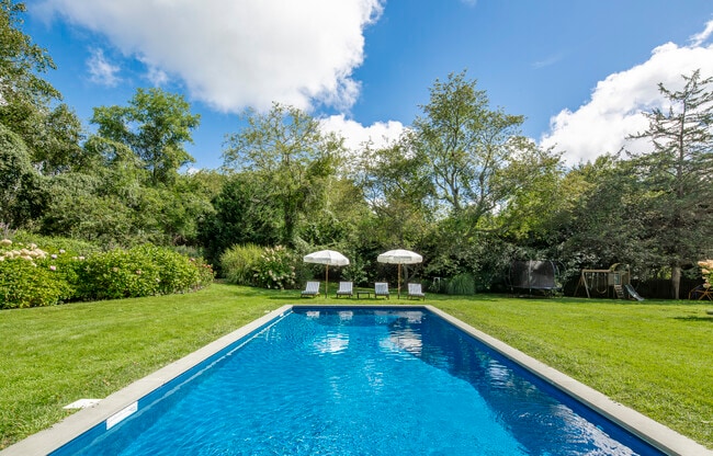 Building Photo - 251 Meadows W