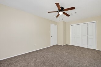 Building Photo - 813 Lakeview Dr