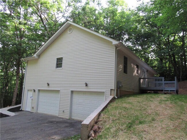 Building Photo - 152 Royal Oaks Ln