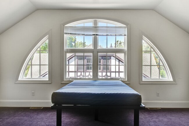 Building Photo - Victors Place