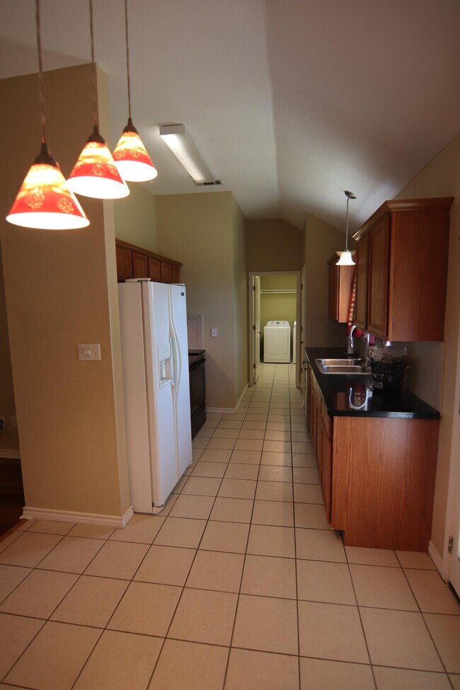 Building Photo - 5825 Shadowbend Cir S