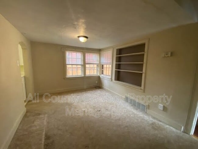 Building Photo - 706 S 16th St