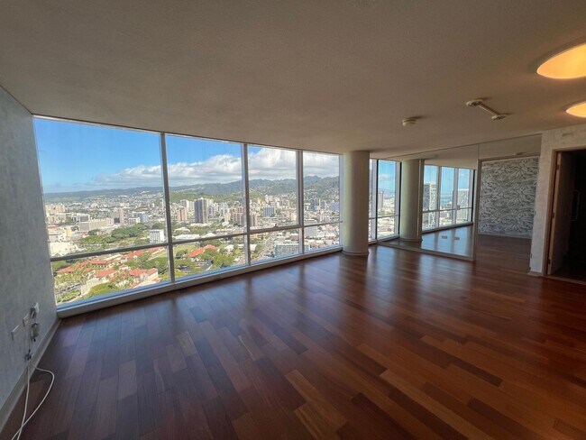 Foto del edificio - Moana Pacific, High rise 44th floor spacious 1 bedroom/1 bathroom