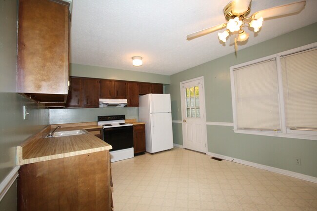 Building Photo - 9201 Village Green Ct