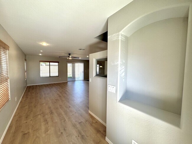 Foto del edificio - Welcome to 1056 E Lakeview Dr! Incredible ...