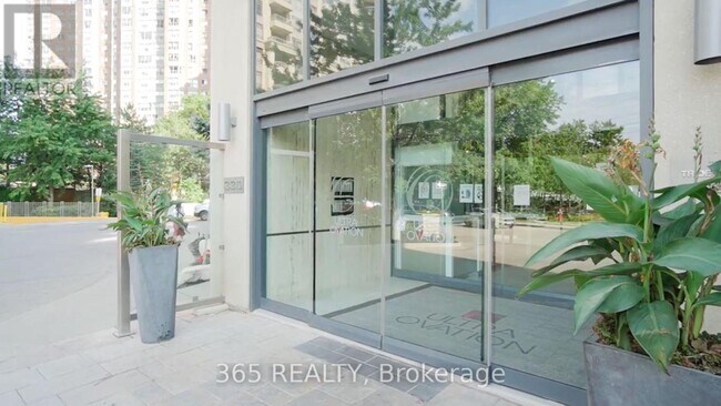 Photo du bâtiment - 330 Burnhamthorpe Rd W