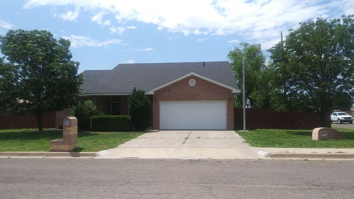 3 br, 2 bath House 2101 Howard Cowper Dr. House for Rent in Clovis