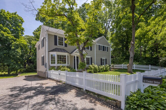 Building Photo - 13 Center Dr