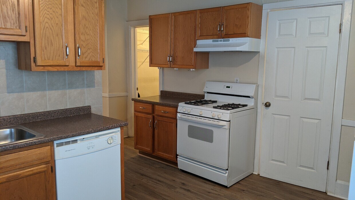 Primary Photo - 2126 W Barry Ave