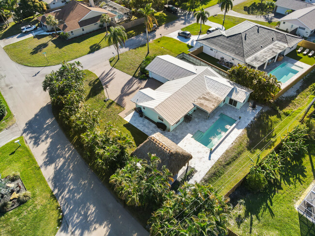 Corner lot in quiet area - 4835 Bimini Rd