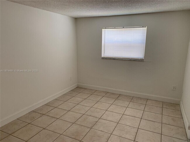 Foto del edificio - 8145 NW 7th St