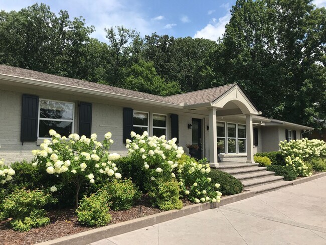 Foto del edificio - Meticulously Maintained Home in West Meade
