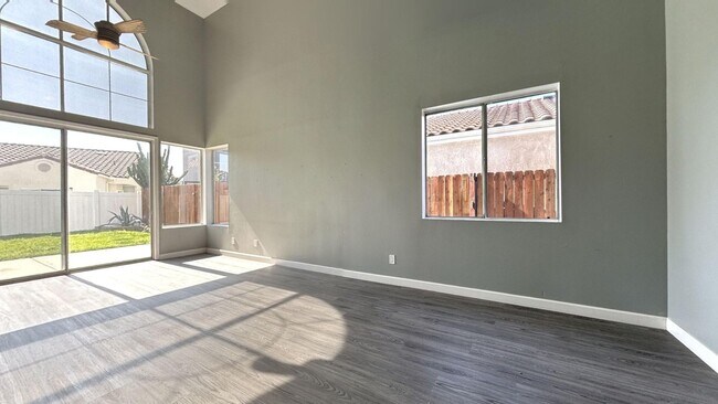 Foto del edificio - PRICE REDUCTION! Gorgeous 3 Bedroom, 3 Bat...