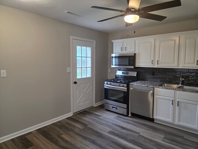 Foto del edificio - Completely remodeled 3-bedroom house avail...