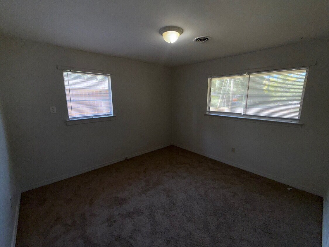 Building Photo - Charming cottage near the heart of Springhill. Home features 3 bedrooms, 1 bath and a fenced yard...