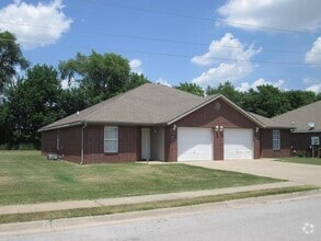 Building Photo - 841 Meadowlands Dr