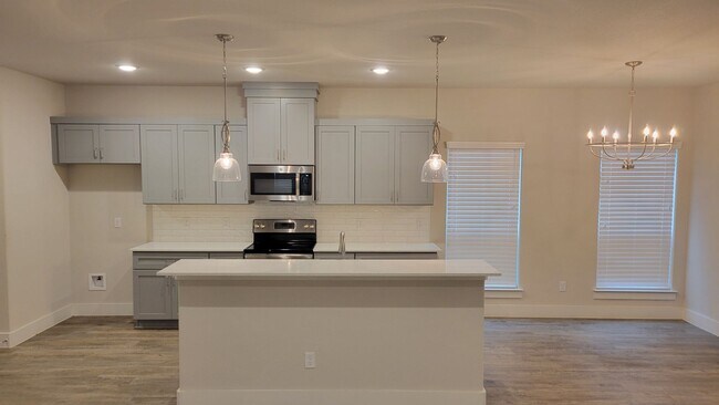 Foto del edificio - 3/2 - 2 CAR GARAGE - HOME for the HOLIDAYS...