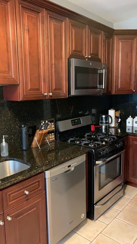 Kitchen - 6754 N Lakewood Ave