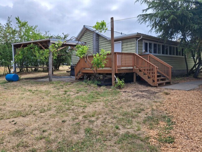 Building Photo - Country Living! 3 Bed, 2 Bath