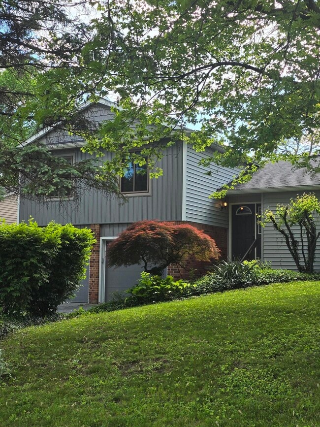 Building Photo - 2125 Ardenne Dr