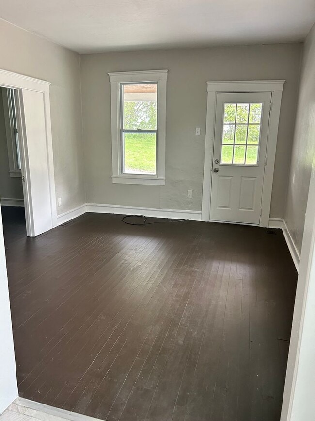 Building Photo - Spacious 3 Bedroom Cleveland Home