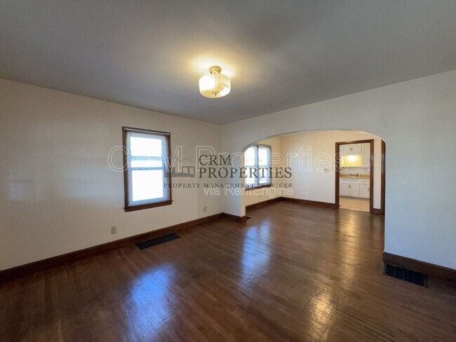 Building Photo - 933 N Linwood Ave