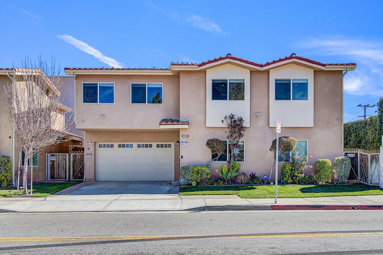 Foto principal - 24842 Frampton Ave