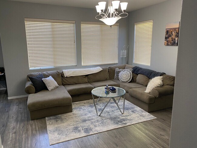 Building Photo - Walking Distance to neighborhood schools a...