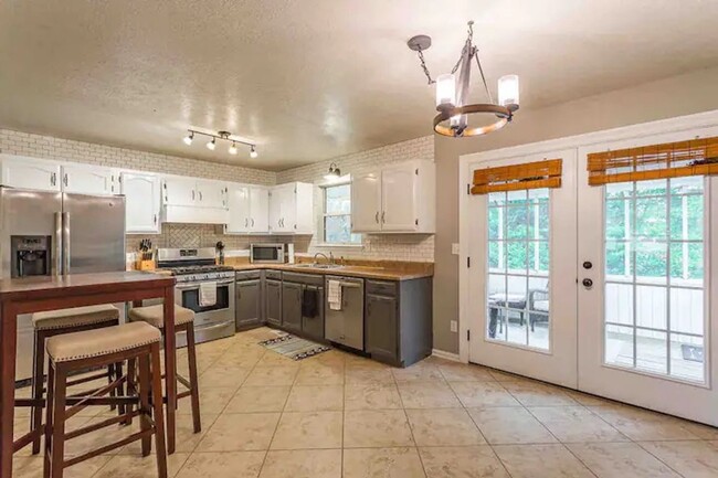 Building Photo - 1775 Autumn Dr. NE - Spacious 3 bed/2 bath...
